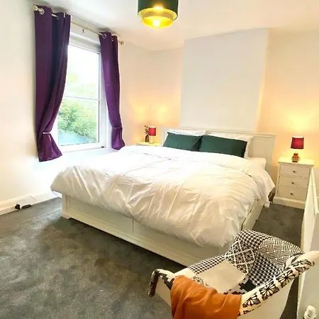 Medway Getaway - 3 Bed Home With Luxury Bathroom Chatham  Exterior photo