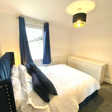 Medway Getaway - 3 Bed Home With Luxury Bathroom Chatham  Exterior photo