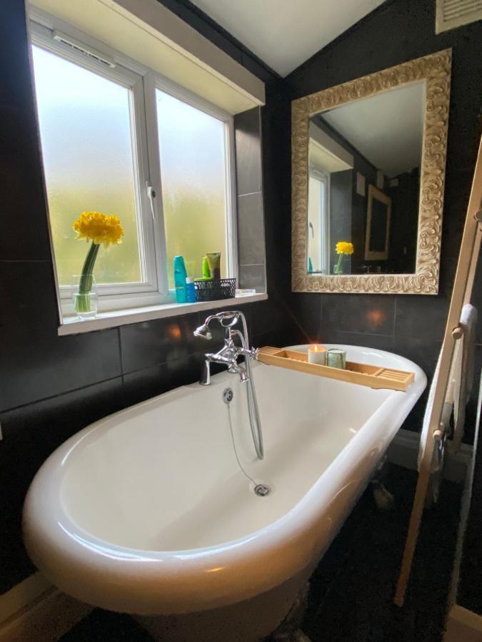 Medway Getaway - 3 Bed With Luxury Bathroom Apartment
